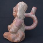 😄 Moche Culture Ceramic Sculptural Bottle of a Man with Animals - Imagen 4