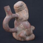 😄 Moche Culture Ceramic Sculptural Bottle of a Man with Animals - Imagen 7