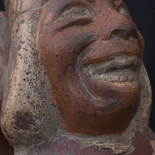 😄 Moche Culture Ceramic Sculptural Bottle of a Man with Animals - Imagen 12