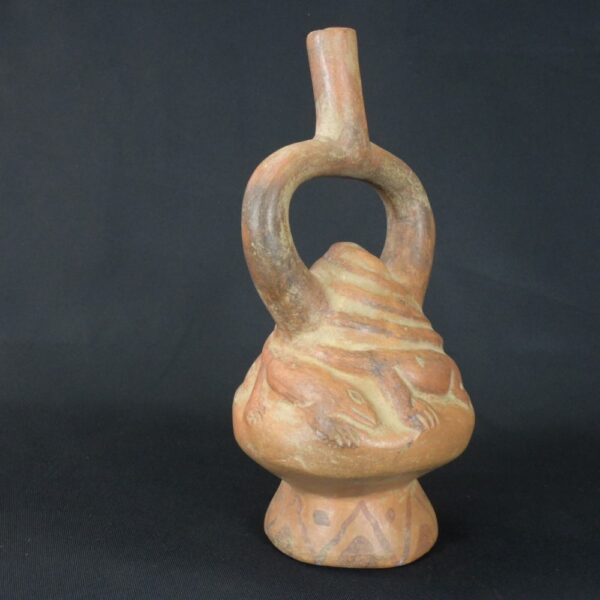 Pre-Columbian Moche Ceramic Ritual Bottle with Lizard Motifs - Image 4