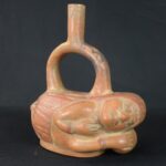 Pre-Columbian Moche Ceramic Ritual Bottle - Imagen 2