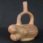 Pre-Columbian Moche Ceramic Ritual Bottle - Imagen 4