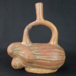 Pre-Columbian Moche Ceramic Ritual Bottle - Imagen 5