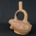 Pre-Columbian Moche Ceramic Ritual Bottle - Imagen 6