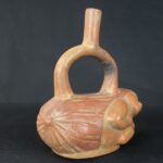 Pre-Columbian Moche Ceramic Ritual Bottle - Imagen 8
