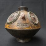 Pre-Columbian Nasca Ceramic Bottle with Anthropomorphic Design - Imagen 2