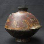 Pre-Columbian Nasca Ceramic Bottle with Anthropomorphic Design - Imagen 5