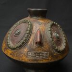 Pre-Columbian Nasca Ceramic Bottle with Anthropomorphic Design - Imagen 10