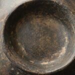 Pre-Columbian Nasca Ceramic Bottle with Anthropomorphic Design - Imagen 14