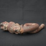 Pre-Columbian Moche Ceramic Trumpet with Human Figure Design - Imagen 2