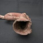 Pre-Columbian Moche Ceramic Trumpet with Human Figure Design - Imagen 7