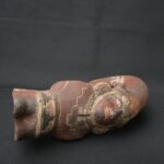 Pre-Columbian Moche Ceramic Trumpet with Human Figure Design - Imagen 8