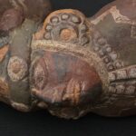 Pre-Columbian Moche Ceramic Trumpet with Human Figure Design - Imagen 16