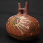 Pre-Columbian Nasca Ritual Ceramic Bottle with Animal Design - Imagen 3