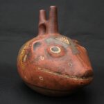 Pre-Columbian Nasca Ritual Ceramic Bottle with Animal Design - Imagen 7