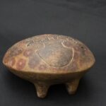 Pre-Columbian Inca Ceramic Whistle with Tumi Motif - Imagen 3