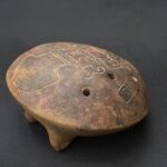 Pre-Columbian Inca Ceramic Whistle with Tumi Motif - Imagen 4
