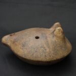 Pre-Columbian Inca Ceramic Whistle with Tumi Motif - Imagen 9