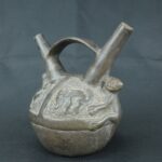 Pre Columbian Chimu Ceramic Ritual Bottle with Stepped Handle - Imagen 2