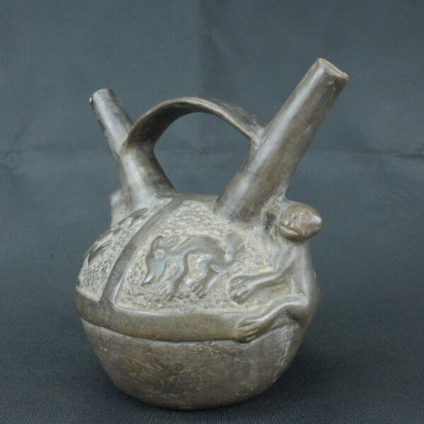 Pre Columbian Chimu Ceramic Ritual Bottle with Stepped Handle - Imagen 2