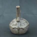 Pre Columbian Chimu Ceramic Ritual Bottle with Stepped Handle - Imagen 3