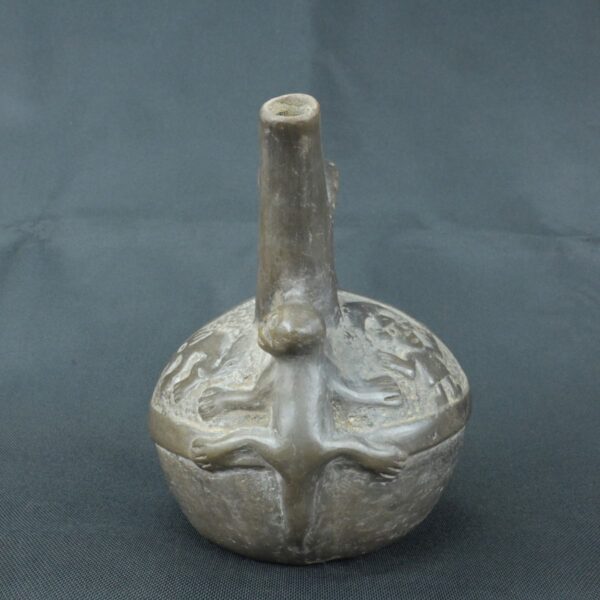 Pre Columbian Chimu Ceramic Ritual Bottle with Stepped Handle - Imagen 3