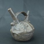 Pre Columbian Chimu Ceramic Ritual Bottle with Stepped Handle - Imagen 4
