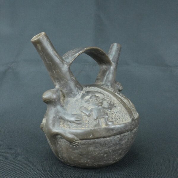 Pre Columbian Chimu Ceramic Ritual Bottle with Stepped Handle - Imagen 4
