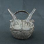 Pre Columbian Chimu Ceramic Ritual Bottle with Stepped Handle - Imagen 5