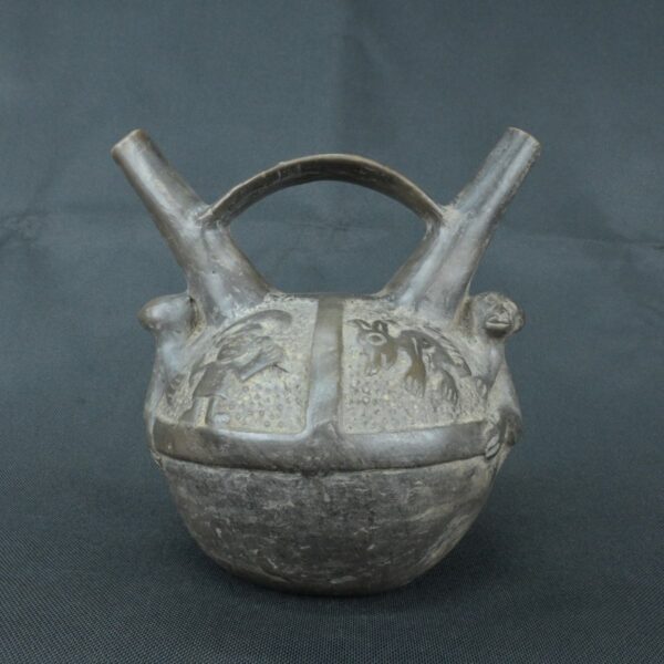 Pre Columbian Chimu Ceramic Ritual Bottle with Stepped Handle - Imagen 5