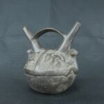 Pre Columbian Chimu Ceramic Ritual Bottle with Stepped Handle - Imagen 6