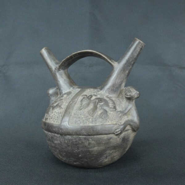 Pre Columbian Chimu Ceramic Ritual Bottle with Stepped Handle - Imagen 6