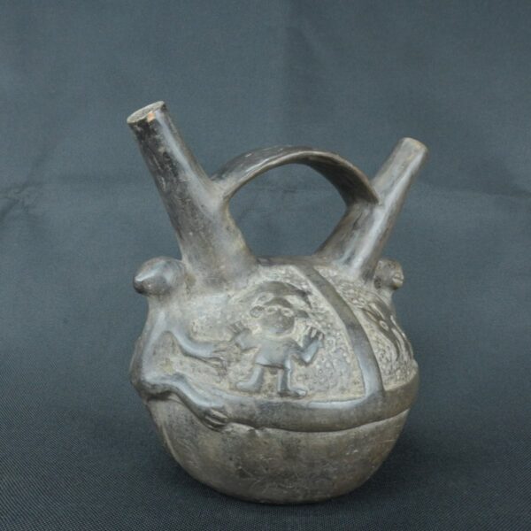 Pre Columbian Chimu Ceramic Ritual Bottle with Stepped Handle - Imagen 8