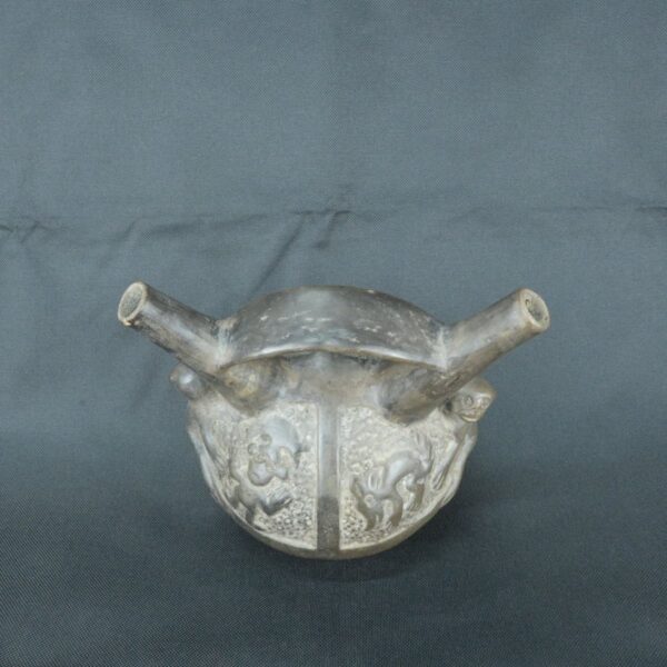 Pre Columbian Chimu Ceramic Ritual Bottle with Stepped Handle - Imagen 9