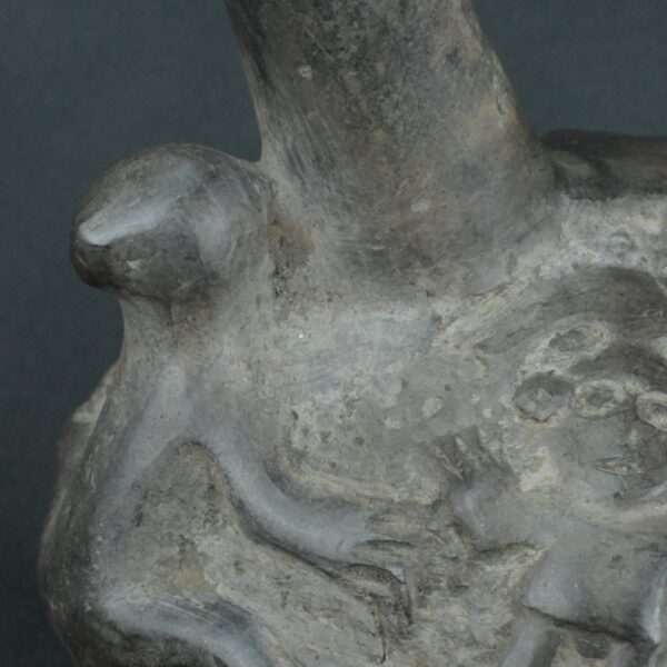 Pre Columbian Chimu Ceramic Ritual Bottle with Stepped Handle - Imagen 12