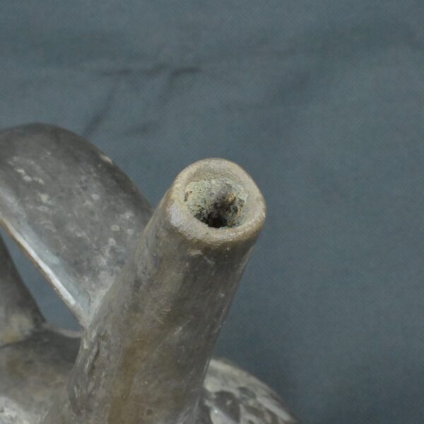 Pre Columbian Chimu Ceramic Ritual Bottle with Stepped Handle - Imagen 15
