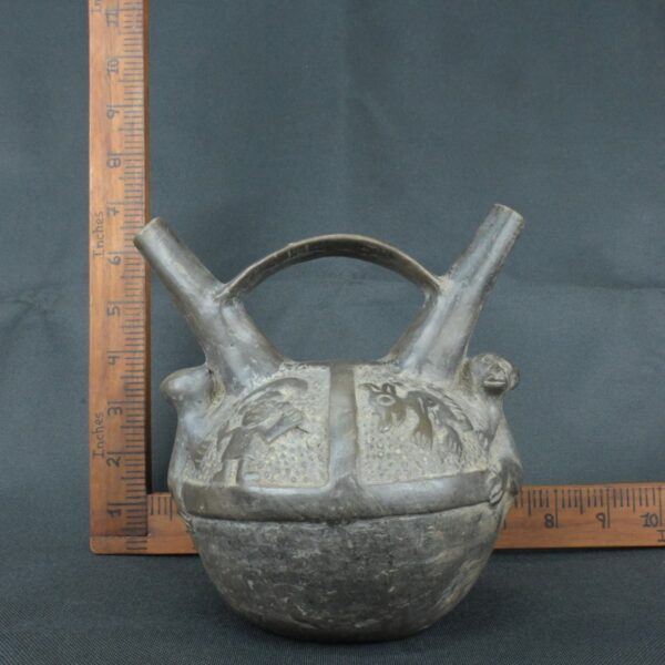 Pre Columbian Chimu Ceramic Ritual Bottle with Stepped Handle - Imagen 17
