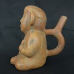 Pre Columbian Moche Ceramic Bottle Sitting Figure Ritual Artifact - Imagen 2
