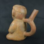 Pre Columbian Moche Ceramic Bottle Sitting Figure Ritual Artifact - Imagen 3