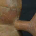 Pre Columbian Moche Ceramic Bottle Sitting Figure Ritual Artifact - Imagen 15