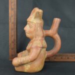Pre Columbian Moche Ceramic Seated Priest Vessel Ritual Artifact - Imagen 15